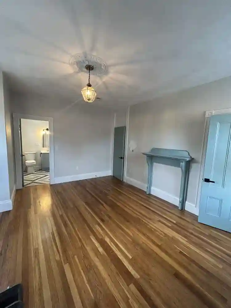 LOOKING FOR ROOMMATES
