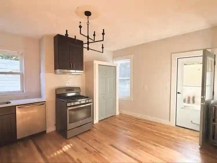 LOOKING FOR ROOMMATES