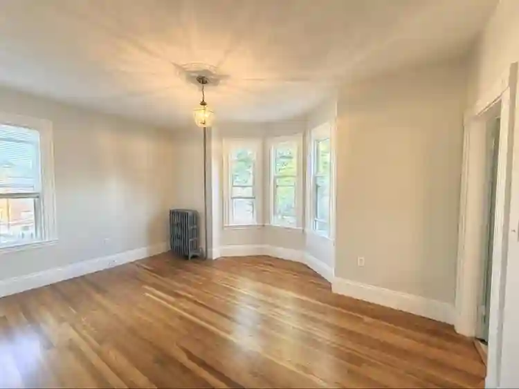 LOOKING FOR ROOMMATES