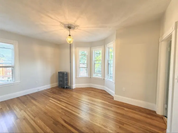 LOOKING FOR ROOMMATES