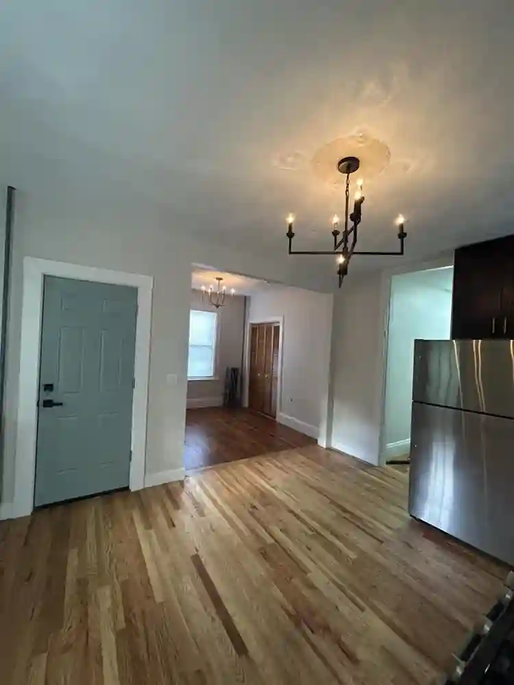 LOOKING FOR ROOMMATES