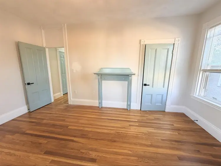 LOOKING FOR ROOMMATES