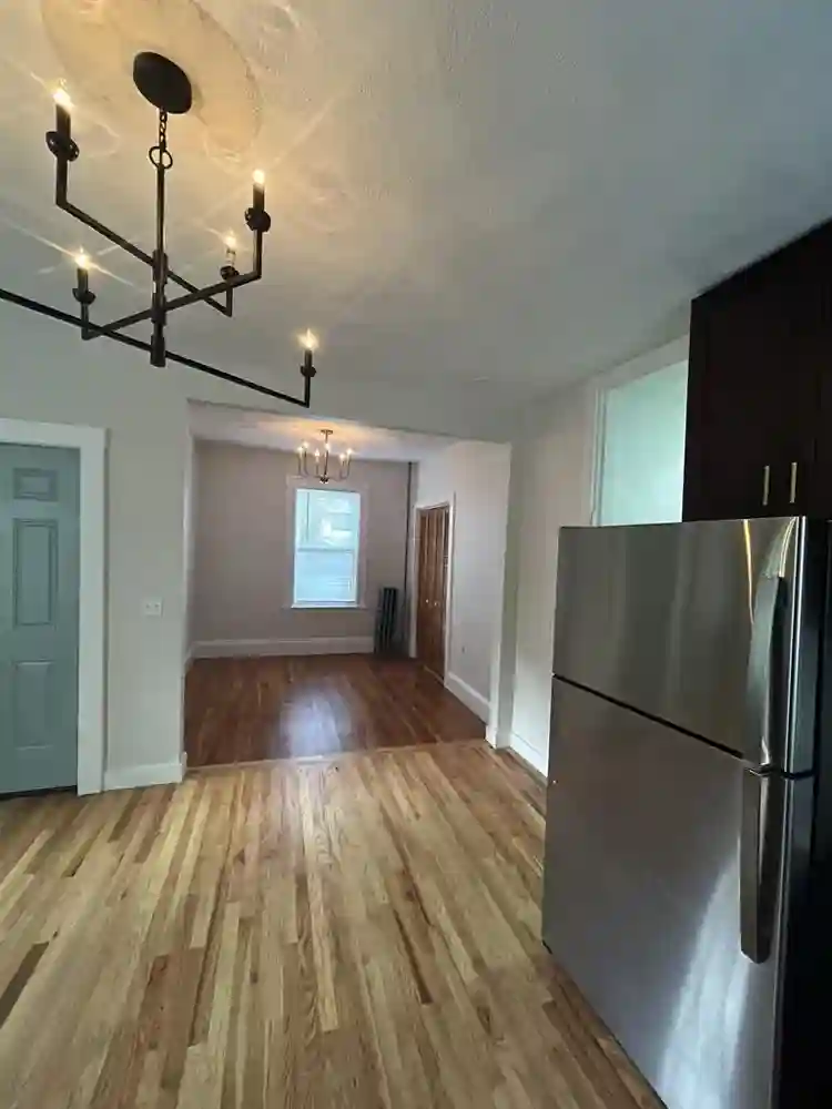 LOOKING FOR ROOMMATES