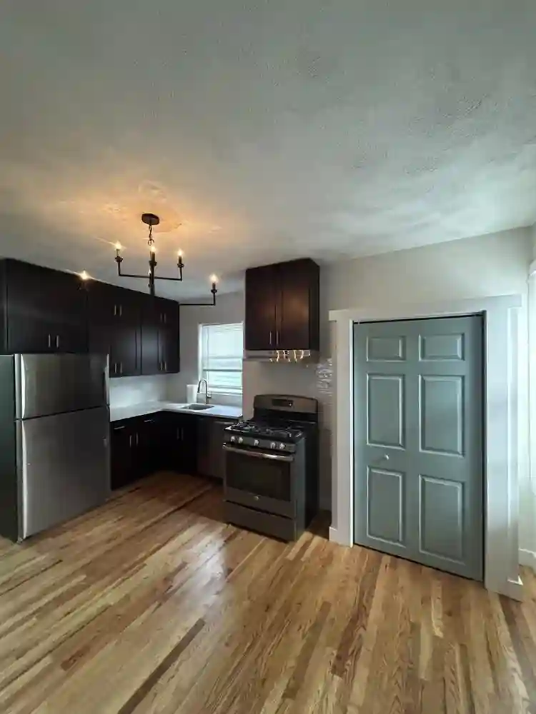 LOOKING FOR ROOMMATES