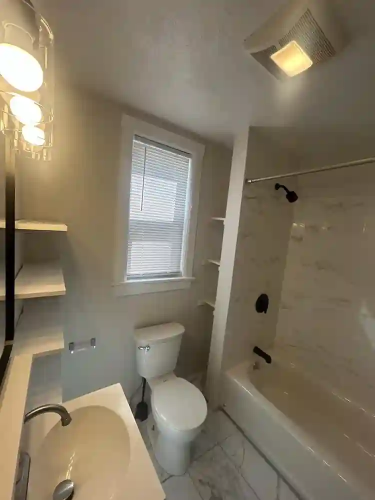 LOOKING FOR ROOMMATES