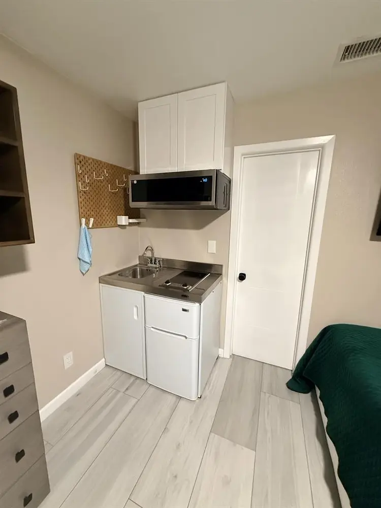 One bed room and private bathroom
