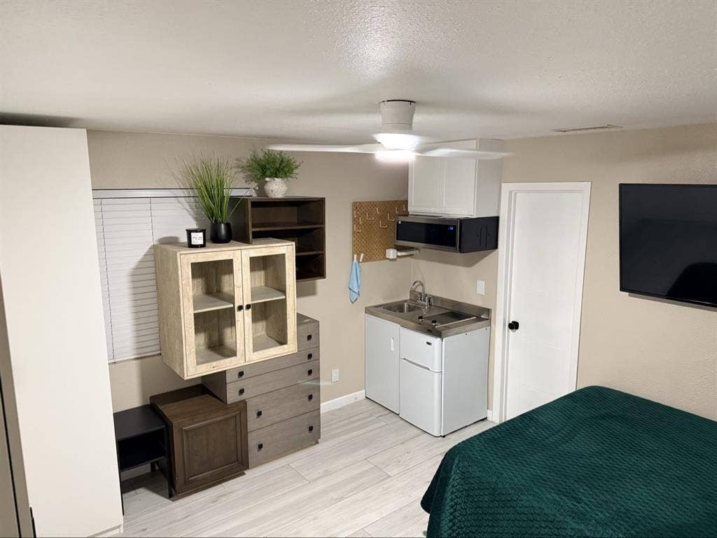 One bed room and private bathroom