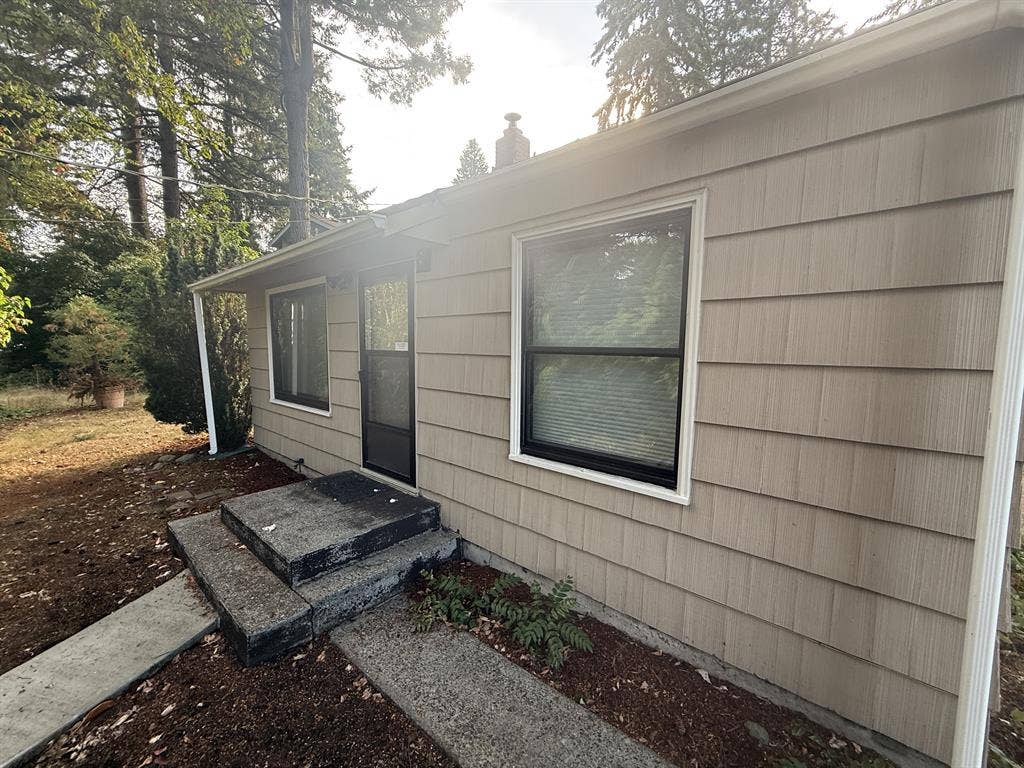 3 bed 1 bath Home in Burien