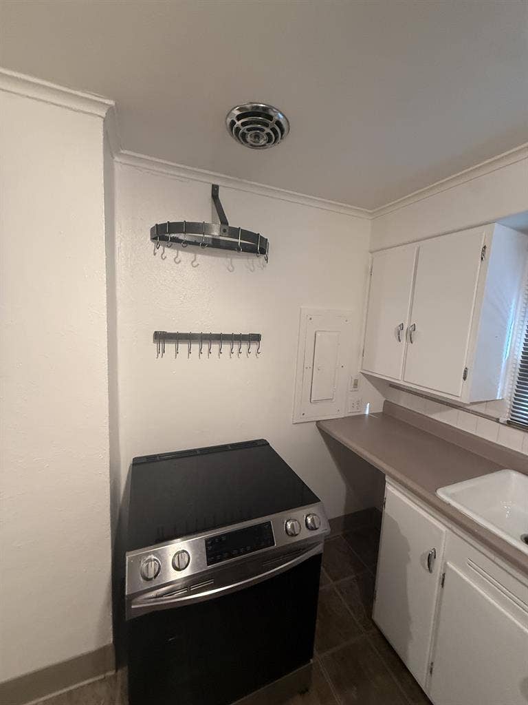 3 bed 1 bath Home in Burien