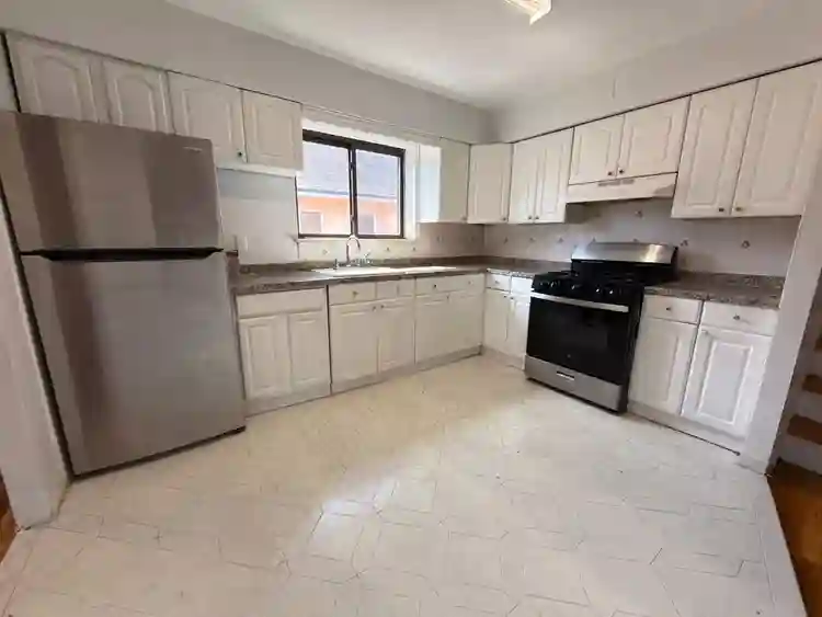 🏡 Spacious 3-Bedroom Apartment
