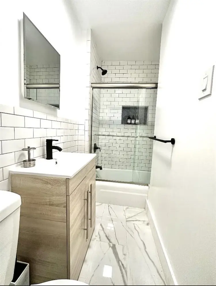 Female Roomate needed