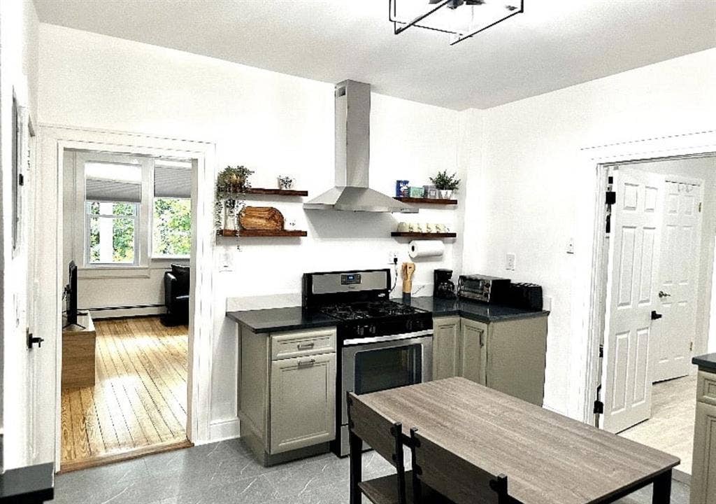 Female Roomate needed