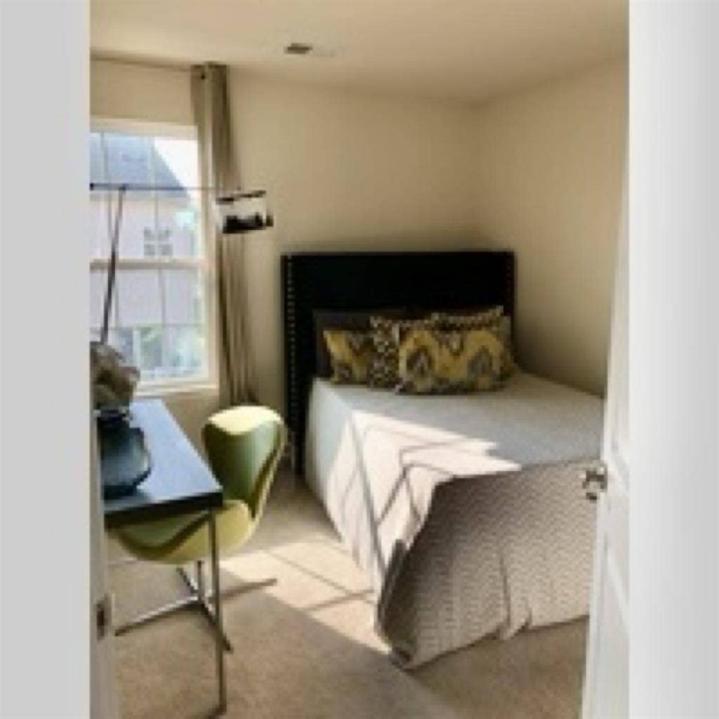 Beautiful 1 bedroom available DC