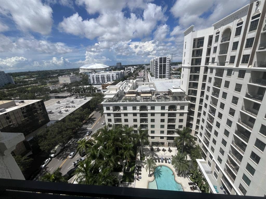 Looking for roommate downtown