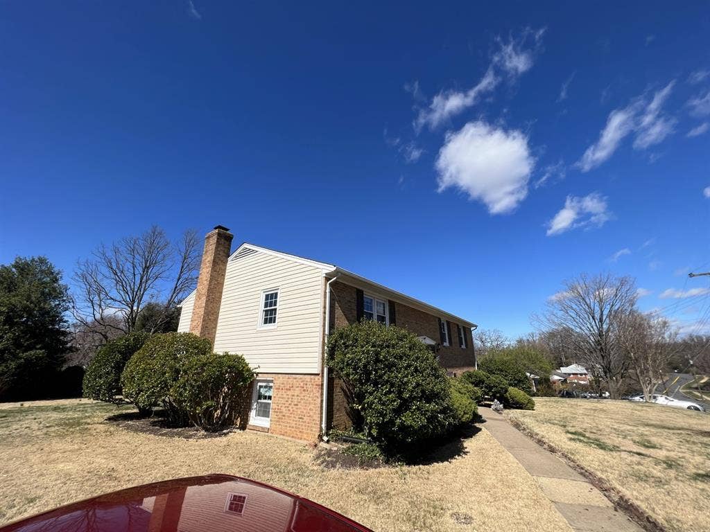 Looking for roommate @ house 09/22