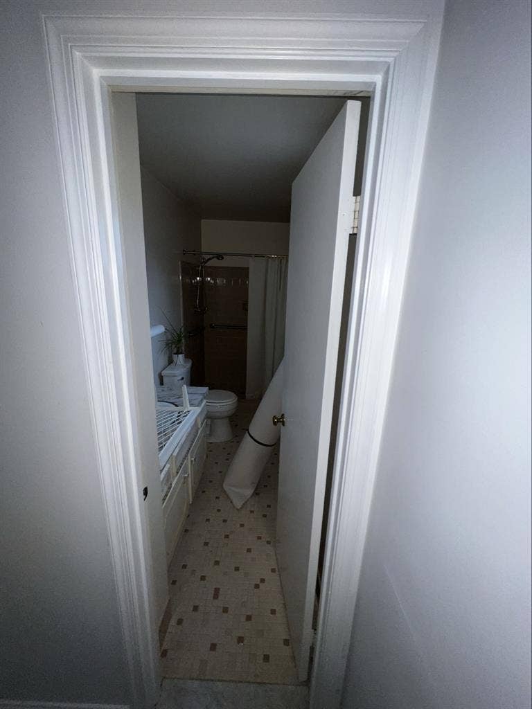 Looking for roommate @ house 09/22