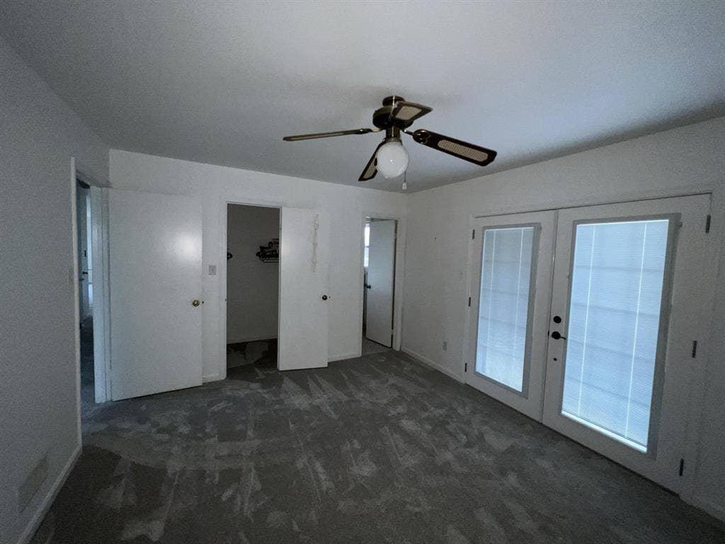 Looking for roommate @ house 09/22