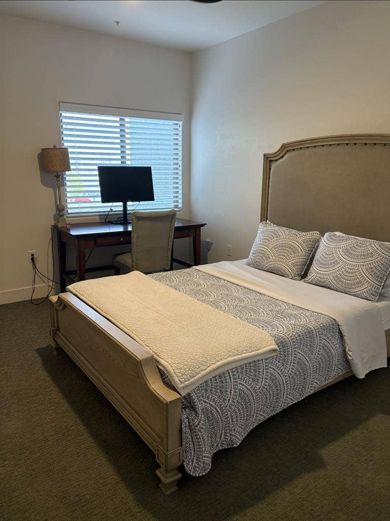1 bedroom with private bathroom