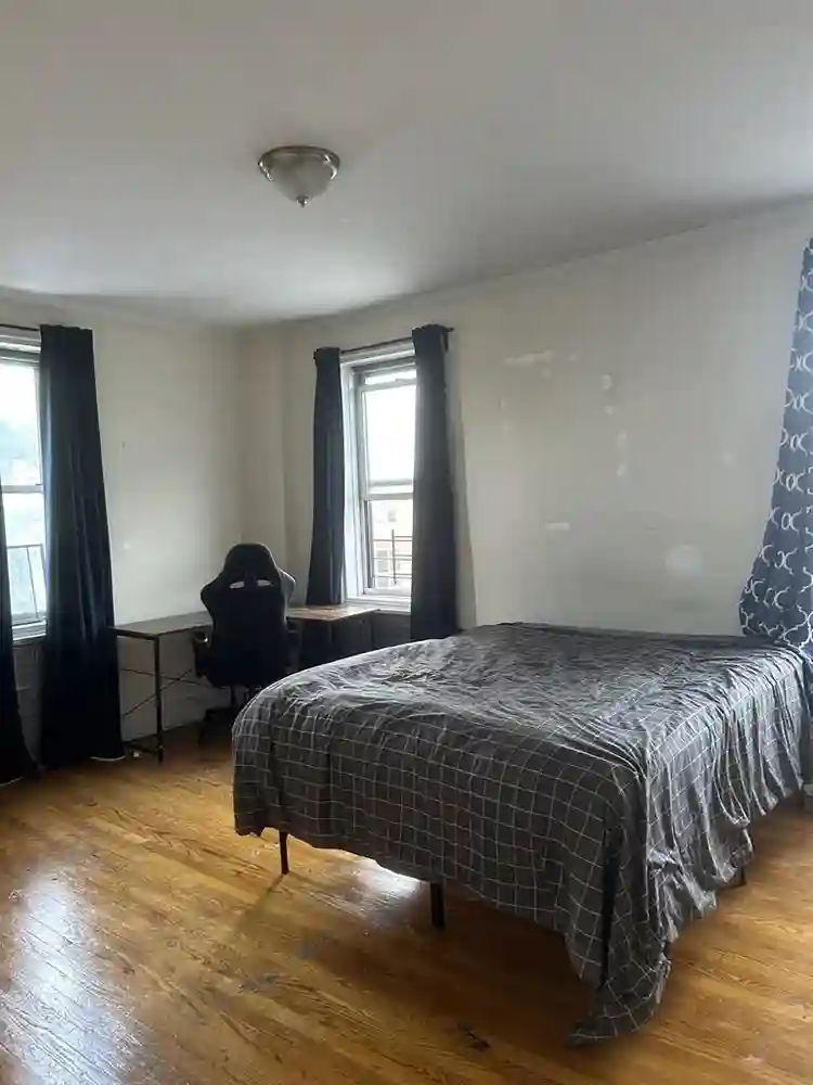 Huge room in Brooklyn avail 10/1