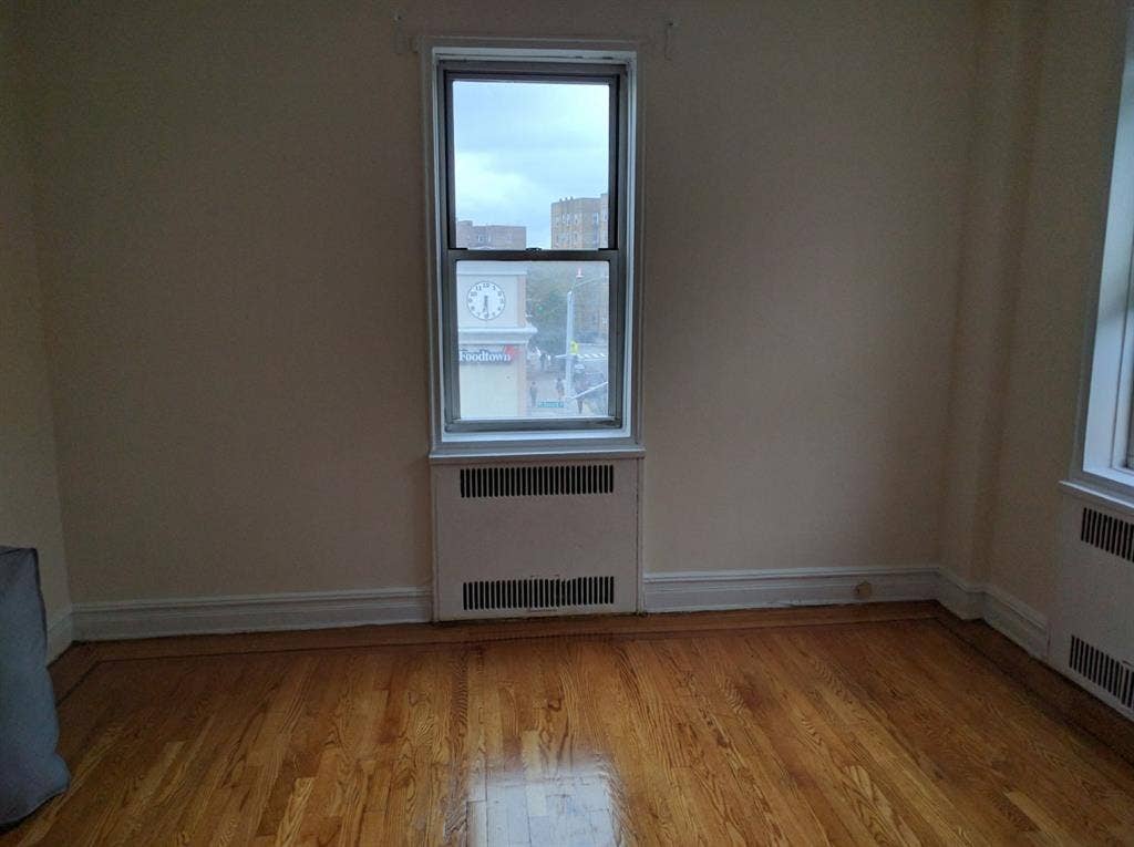 Huge room in Brooklyn avail 10/1