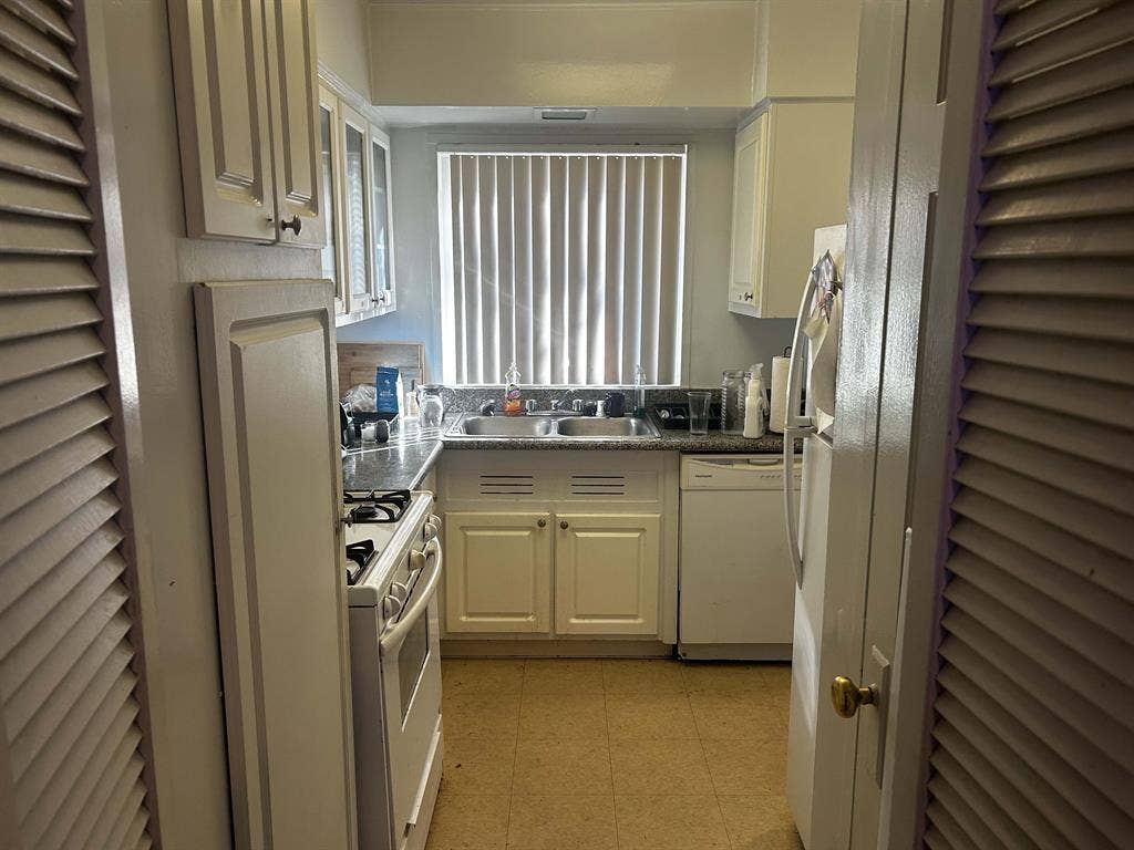 Peaceful Miracle Mile Townhouse
