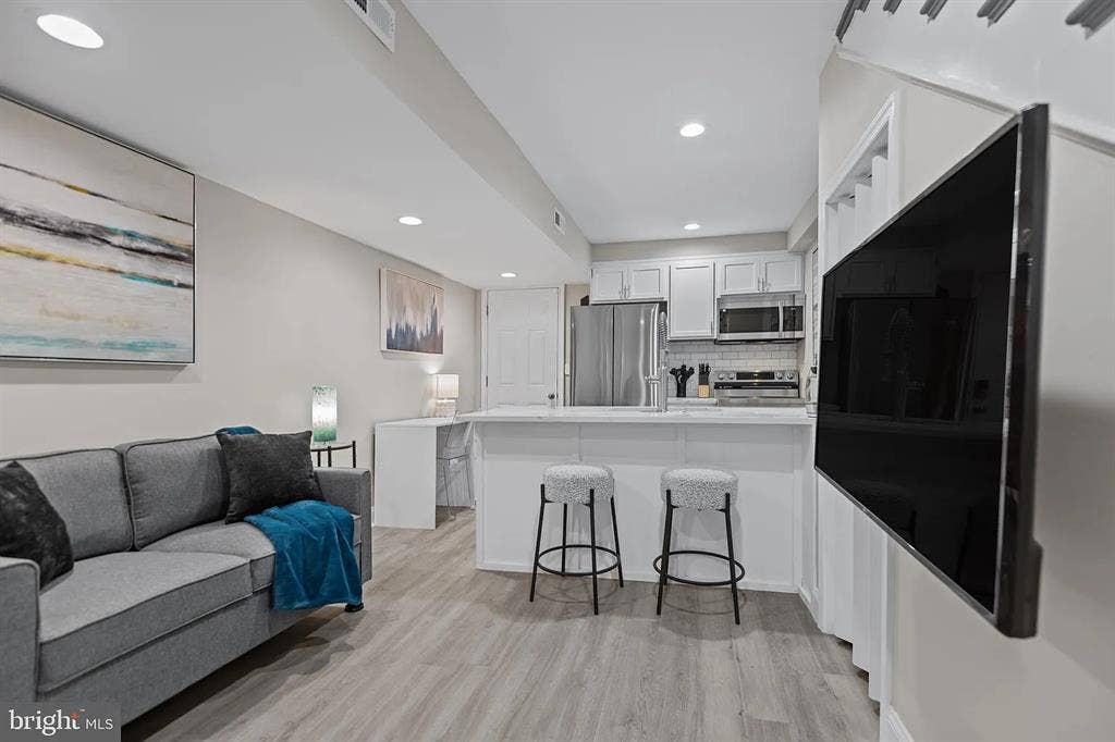 Private and secure 1/1 apartment