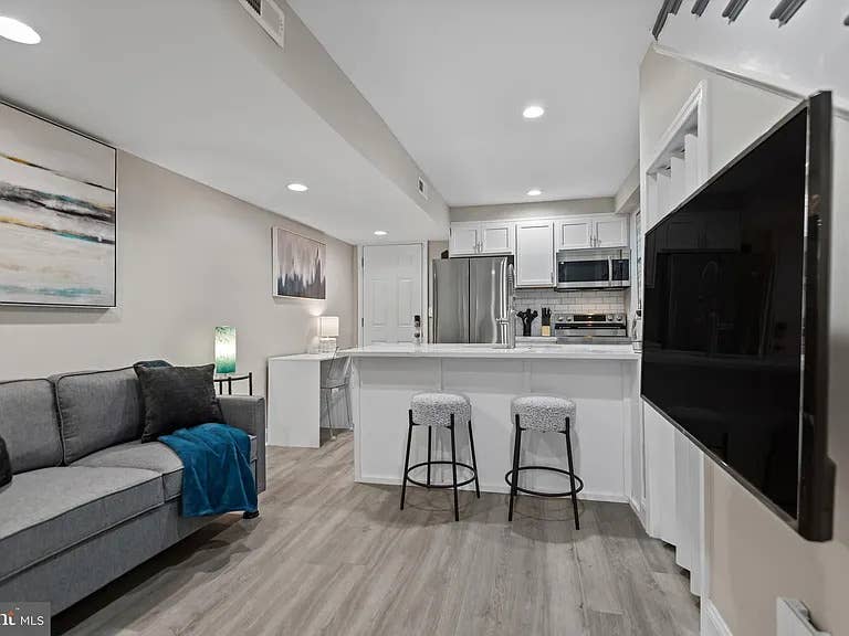 Private and secure 1/1 apartment