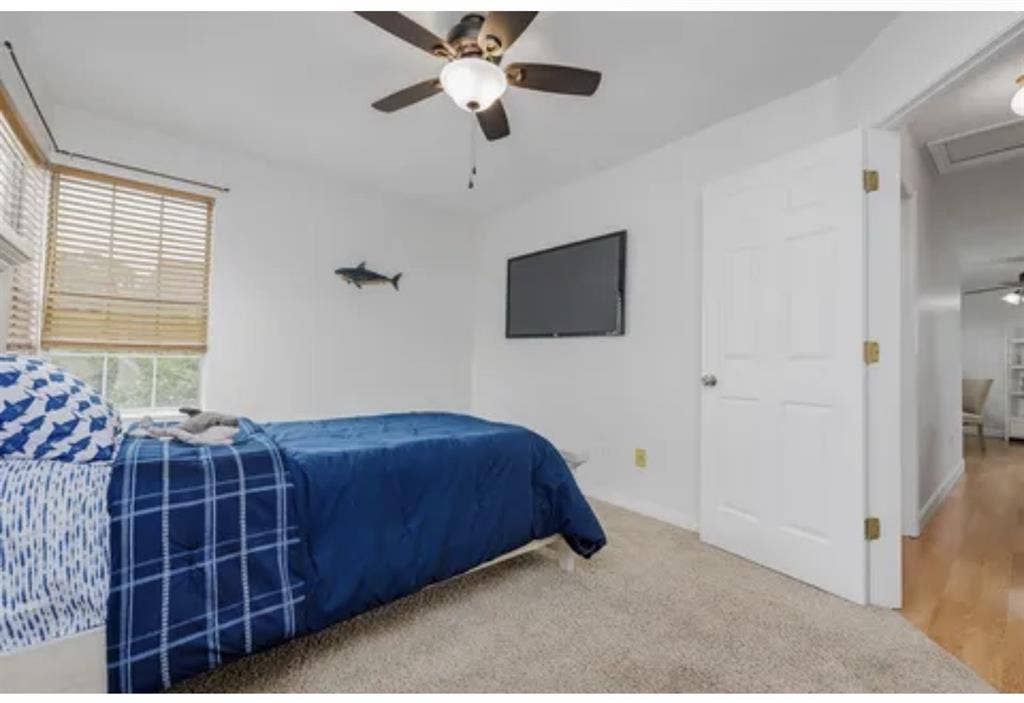 Private Upstairs Room, BR & Loft!