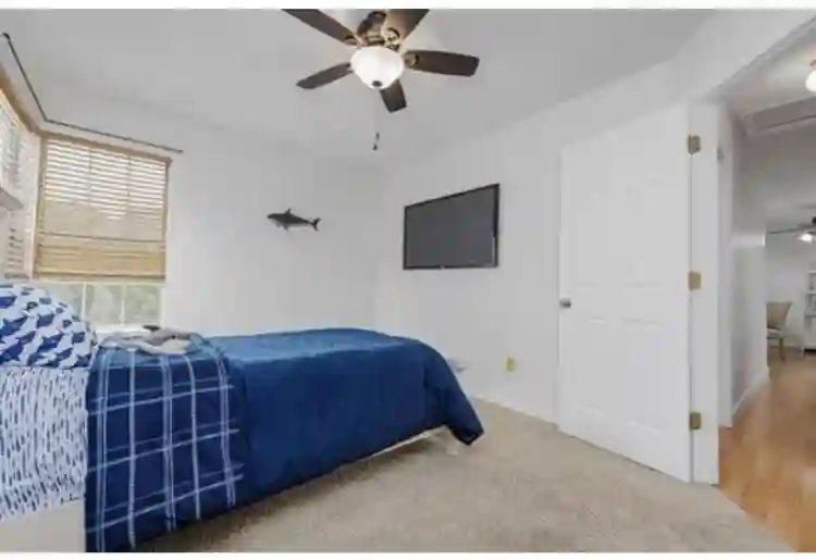 Private Upstairs Room, BR & Loft!