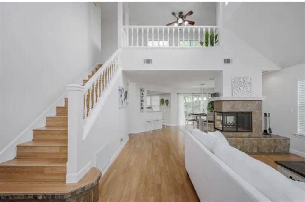 Private Upstairs Room, BR & Loft!