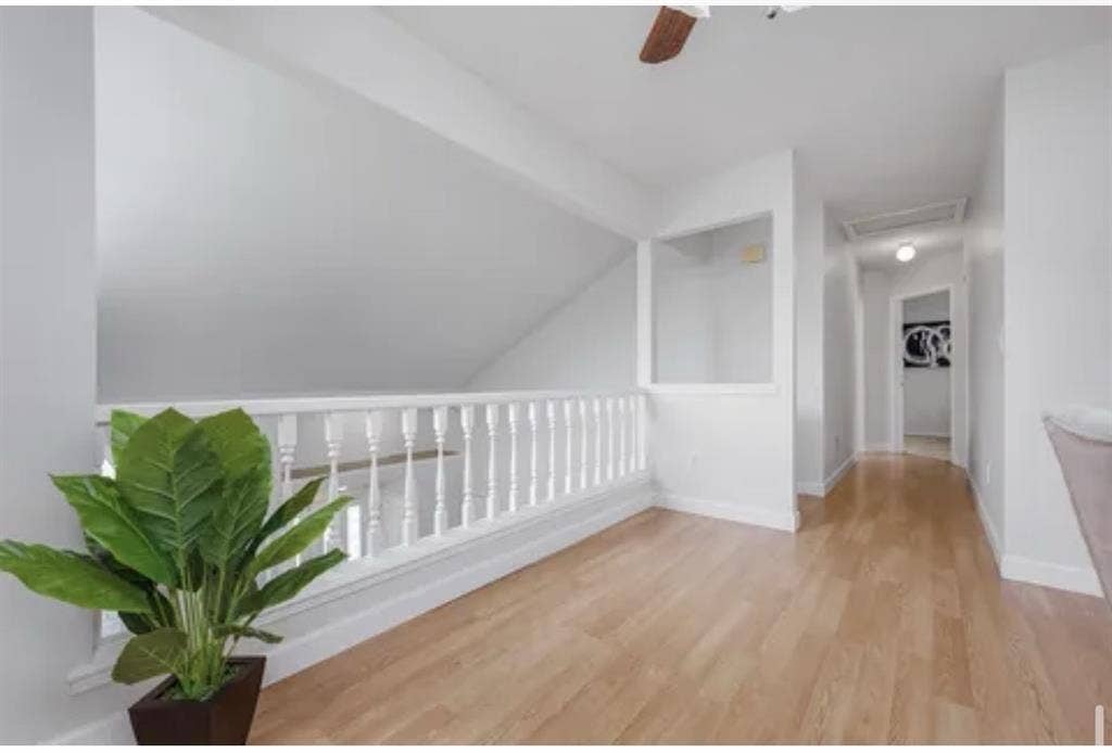 Private Upstairs Room, BR & Loft!