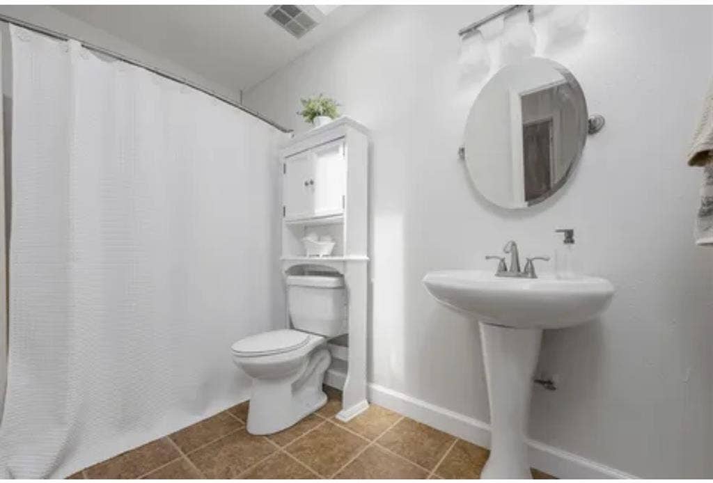 Private Upstairs Room, BR & Loft!