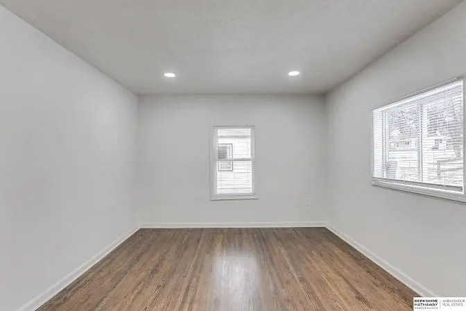 1 full bedroom and living room