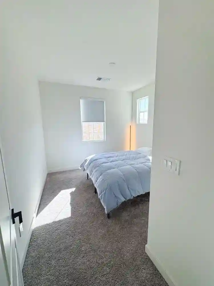 Cozy 10x10 room in safe Inspirada