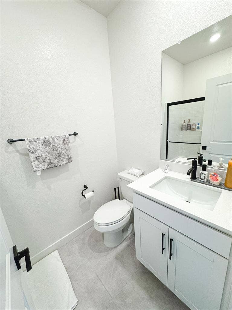 Cozy 10x10 room in safe Inspirada