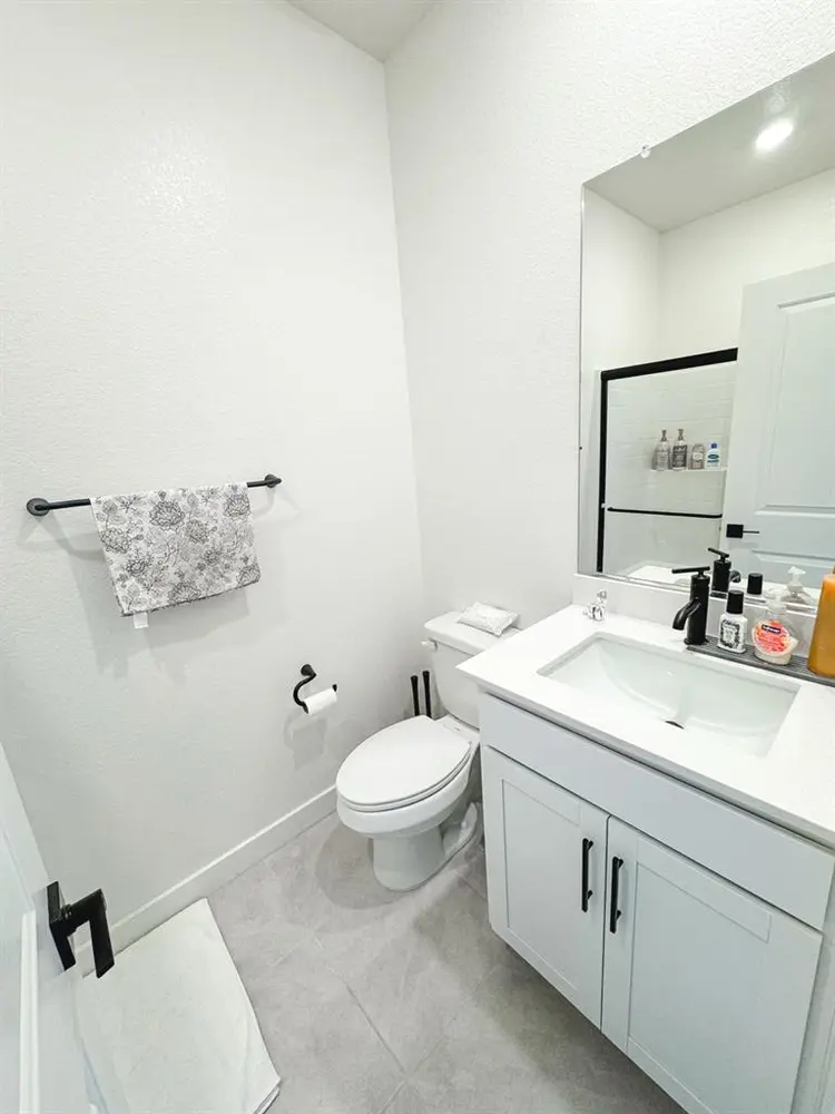 Cozy 10x10 room in safe Inspirada