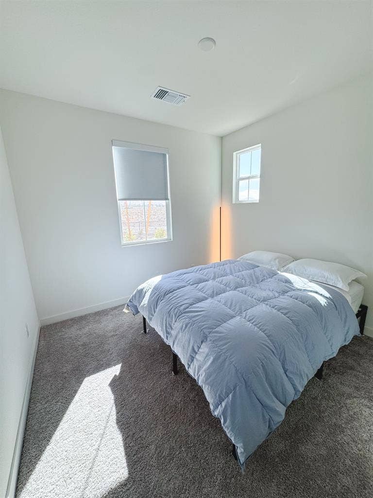 Cozy 10x10 room in safe Inspirada