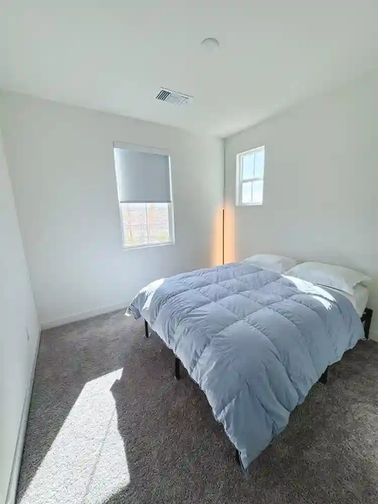 Cozy 10x10 room in safe Inspirada