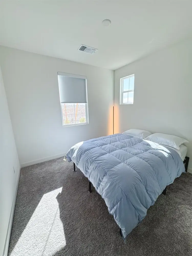 Cozy 10x10 room in safe Inspirada