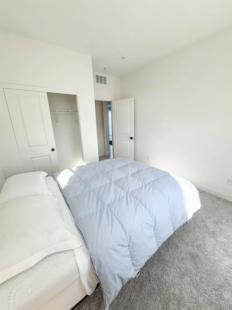 Cozy 10x10 room in safe Inspirada