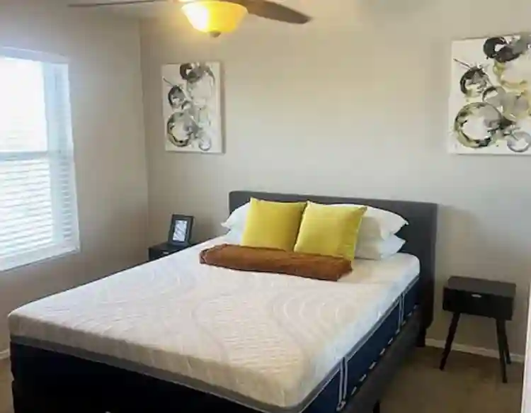 North Scottsdale Roome Available