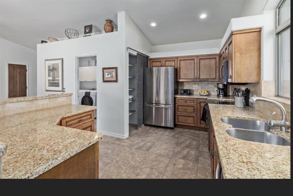 Fully Furnished 3bed 2BA Home