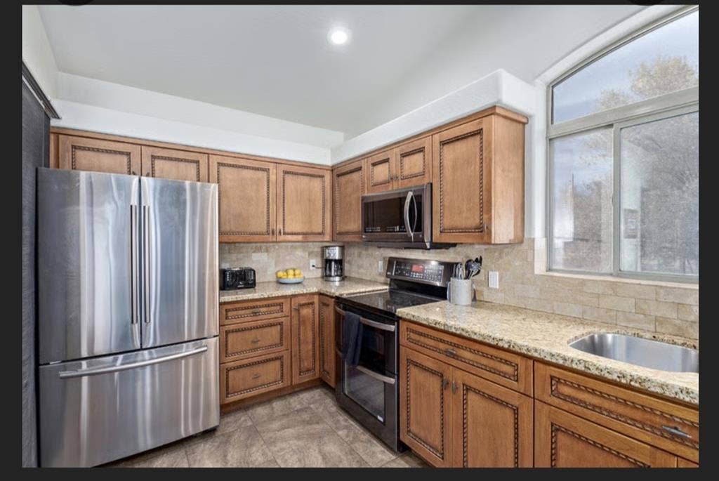 Fully Furnished 3bed 2BA Home