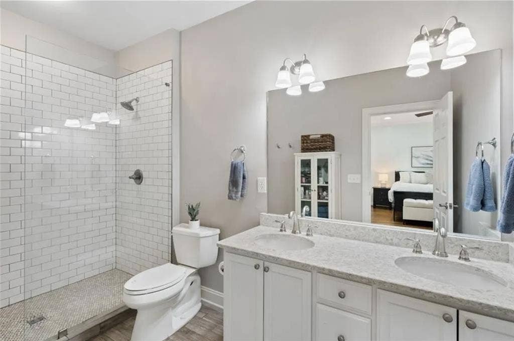 Room in comfortable Edgewood home