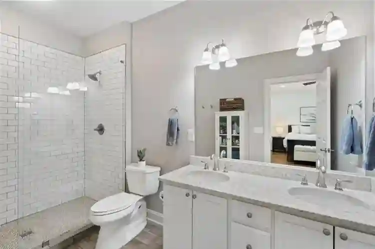 Room in comfortable Edgewood home