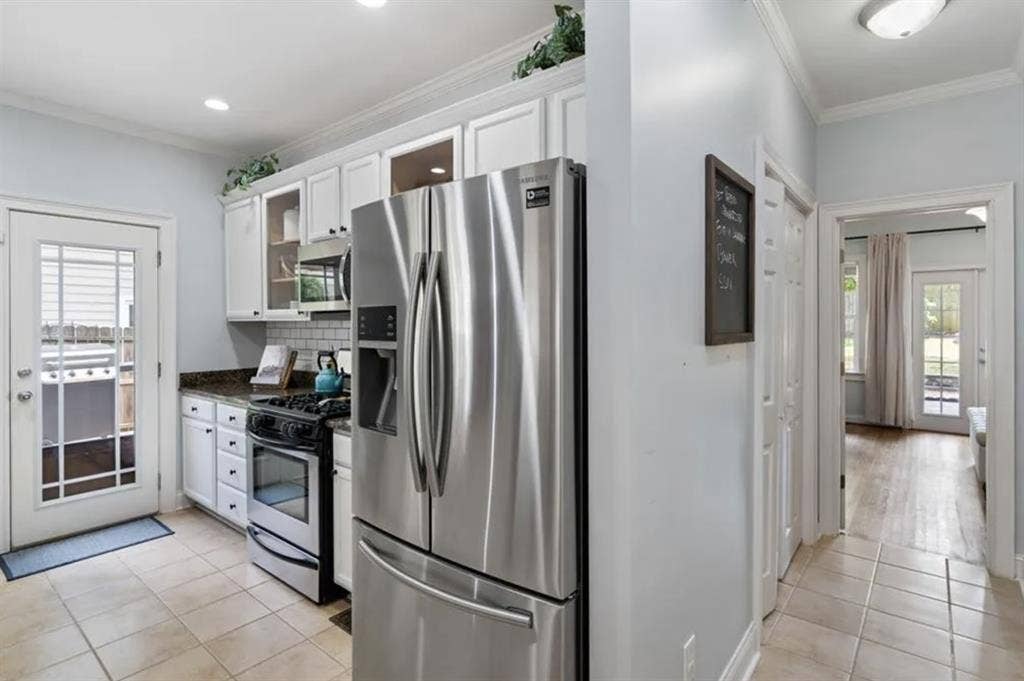 Room in comfortable Edgewood home