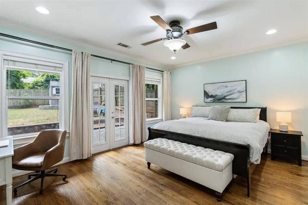 Room in comfortable Edgewood home