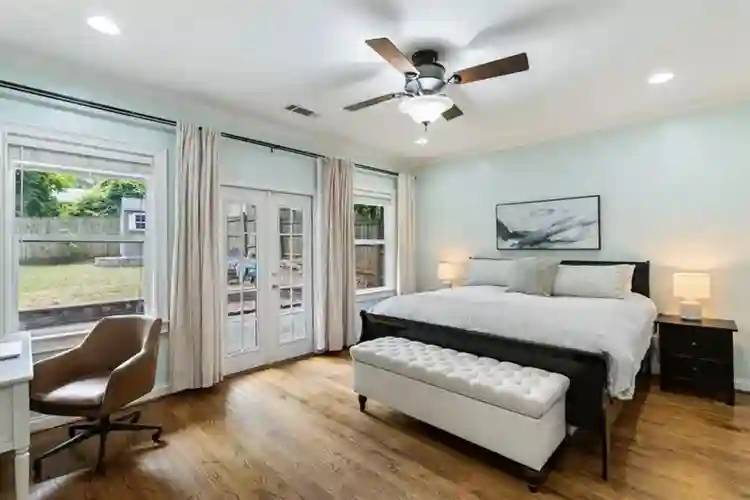 Room in comfortable Edgewood home