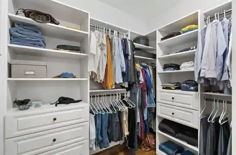 Room in comfortable Edgewood home