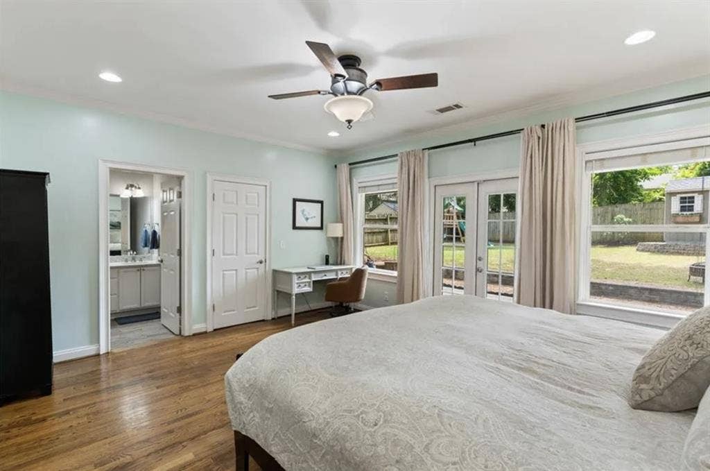 Room in comfortable Edgewood home
